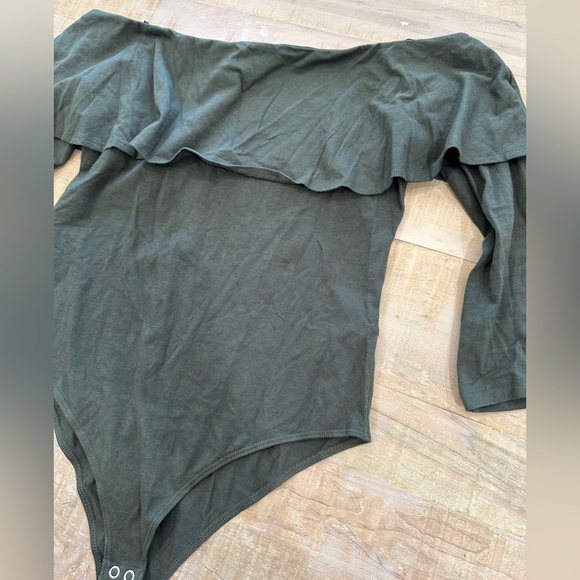 Forever 21 Contemporary off the shoulder ruffle bodysuit women’s - Picture 4 of 10